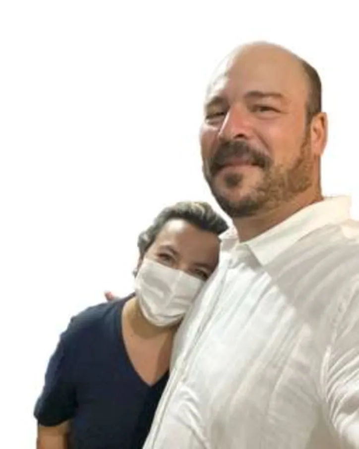 Comemorando a vitória contra a Covid, LAURA GUARACIABA recebe o abraço emocionado do best friend NETO FEITOSA