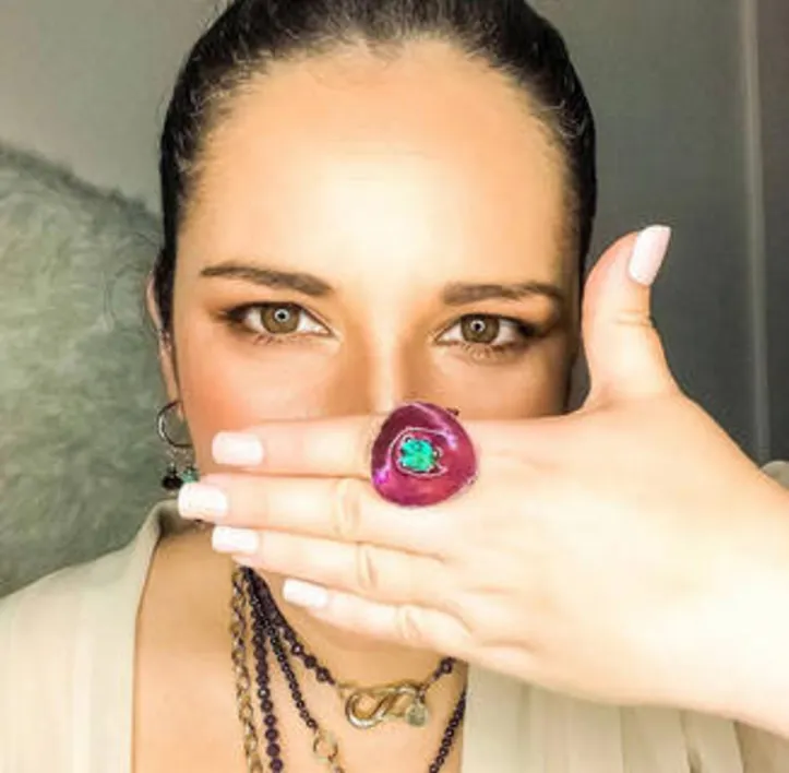 Com o aval do Sindivest, a designer CIL OLIVEIRA, bigshot da Coolture, vira alvo de documentário sobre a moda alagoana
