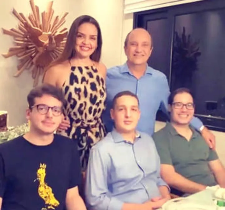 Com os herdeiros Ernesto, Eugênio e Eric na moldura, ELLEN ALCÂNTARA+HÉLIO ABREU brindam 20 anos de ‘love is in the air’
