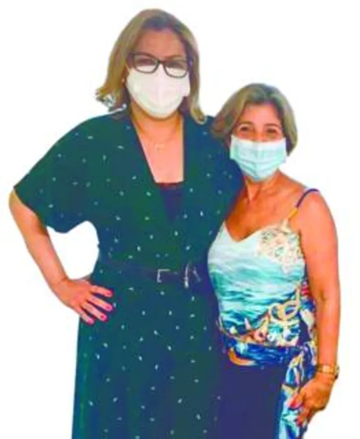 SANDRA CORREIA brindou a virada no calendário da também médica GENÉZIA SANTOS SILVA - sua BFF