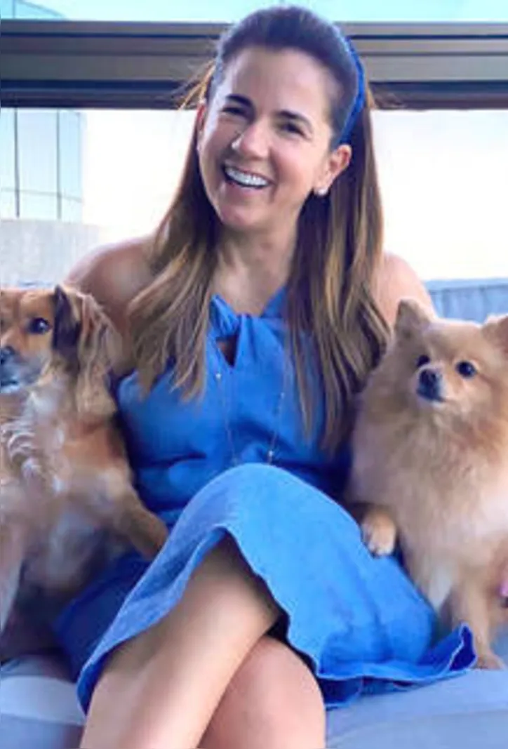 Ressignificando a vida, FABRÍCIA FEITOSA ganha carinho extra da legião de amigos (e dos pets!) em virtude de idade nova