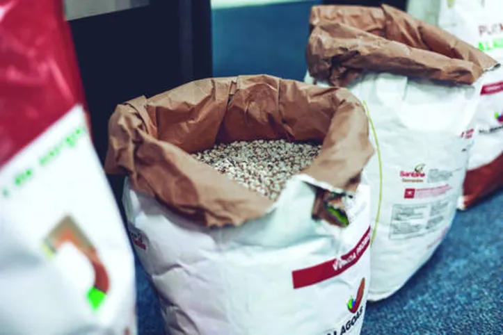 Em lançamento, foi realizada a entrega simbólica de sementes a representantes da agricultura familiar, reforma agrária e indígenas