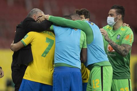 Jogadores da Seleção comemoram com Tite e Richarlison o gol feito por ele, o primeiro na vitória sobre o Equador