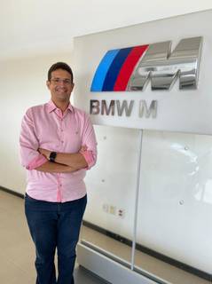 JOÃO EDER, gerente geral da nova revenda da BMW em Alagoas, marca detentora de vários troféus no segmento premium e que se expande pelo Nordeste, comemora a abertura de mais uma em loja em Maceió