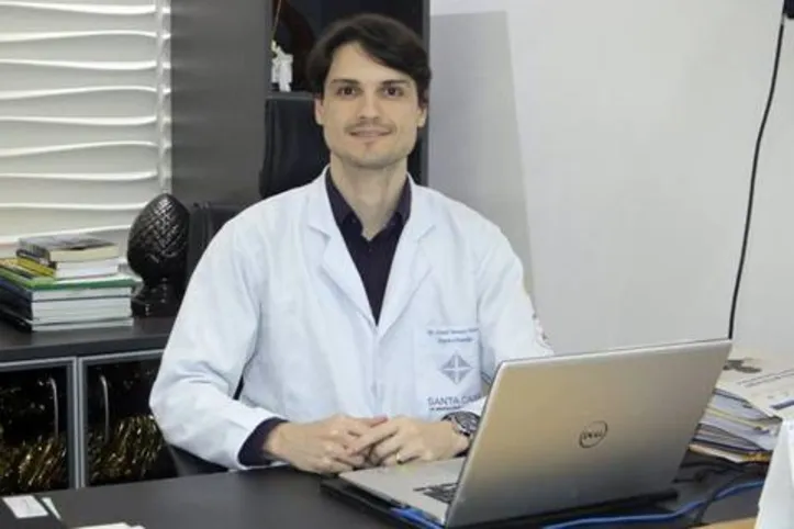 DANIEL MENEZES, ortopedista pediátrico da Santa Casa de Maceió. Este ano o hospital passou a ofertar uma subespecialidade direcionada a crianças e adolescentes, a ortopedia pediátrica