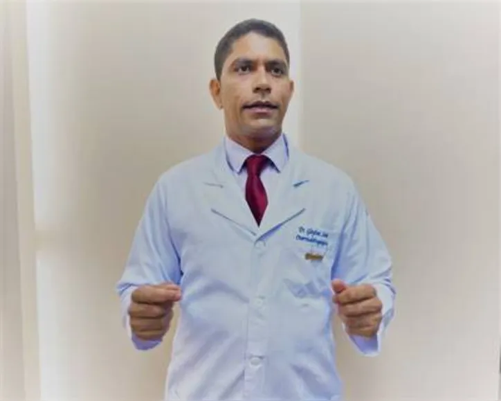 GLEYDSON LIMA, otorrinolaringologista do Sistema Hapvida Maceió, alerta para os cuidados especiais com a voz no inverno