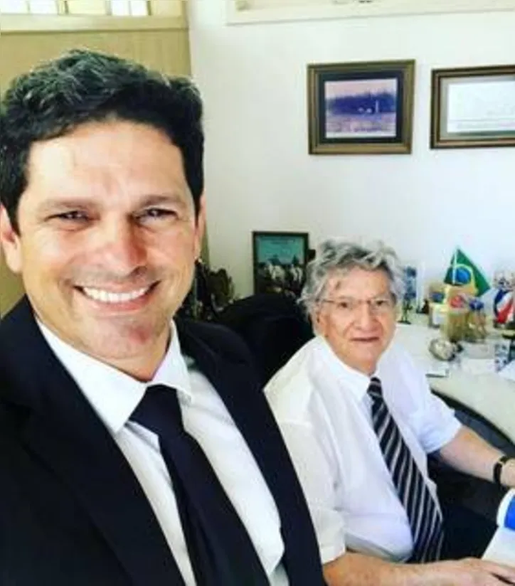 João Rodrigues Sampaio Neto, Pró-Reitor de Gestão e Planejamento do Cesmac, recebe os cumprimentos pelo trabalho que vem realizando e pela passagem do seu aniversário, na próxima terça-feira. Na foto, com seu pai João Sampaio, uma das referências na Educação Superior em Alagoas