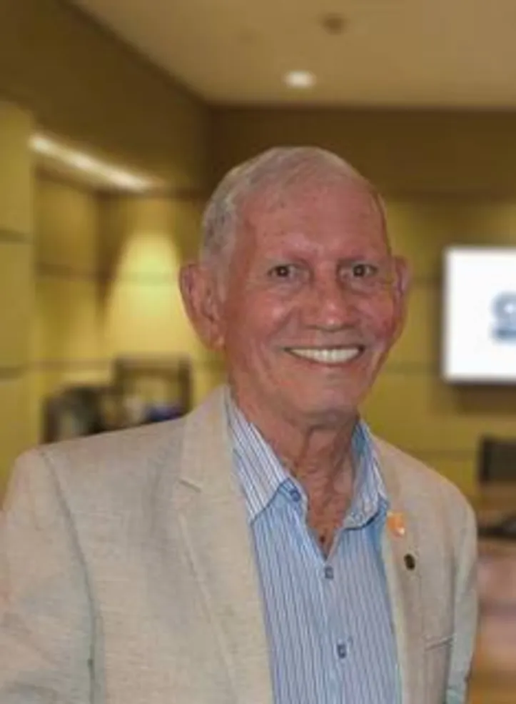 ESTÁCIO VALENTE, Pró-Reitor Financeiro, Diretor Comercial e Conselheiro da Fundação Educacional Jayme de Altavila (FEJAL), mantenedora do Cesmac, aniversariante festejado do mês de julho, recebe os cumprimentos também pela importante contribuição ao ensino superior em Alagoas