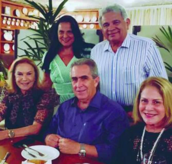 Retomando à normalidade, MARIZA PACHECO (acompanhada do marido, Carlos Henrique) se reuniu com colegas da turma de Direito Ufal’73 - para jantar no restô Maria Antonieta - com ALBÉRICO+GENEILDES CARVALHO, ORLANDO+RUTE ROCHA
