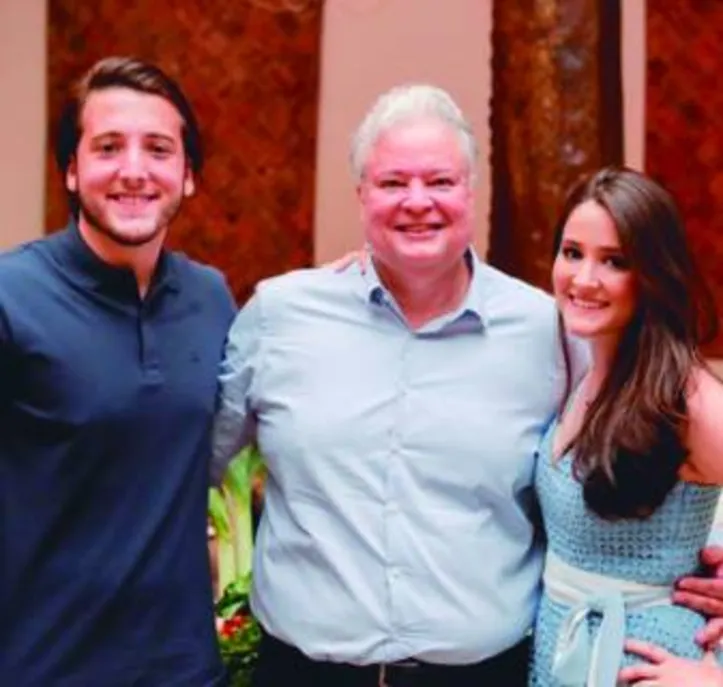 Aniversariante do dia, o chef BRENO GAMA recebe o carinho dos filhos BRENINHO+BETINA