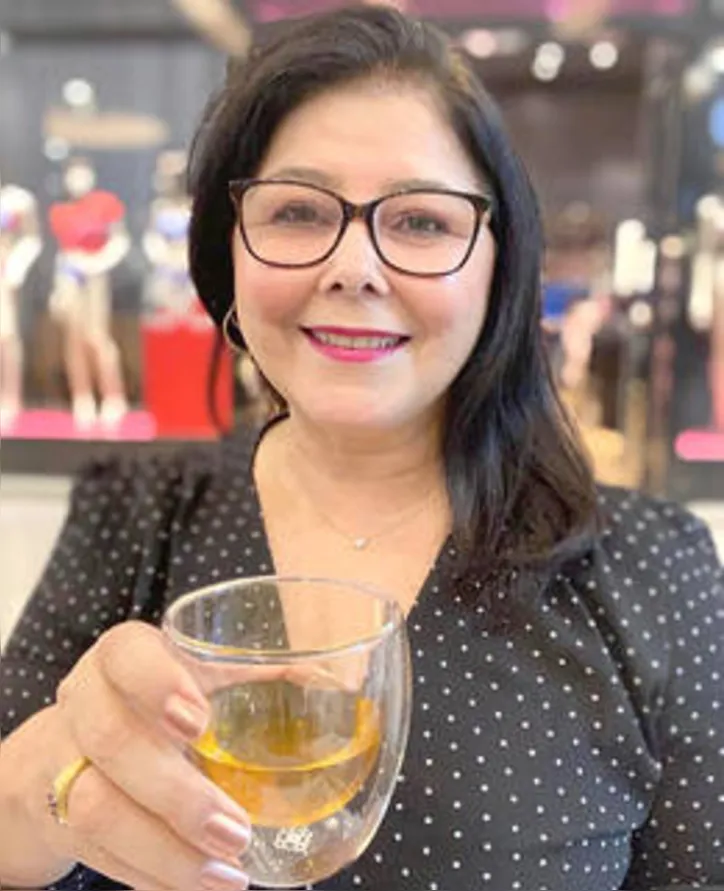 No melhor estilo ‘five o’clock tea’, ELZLANE SANTOS brinda idade nova - em pleno inverno - com um chazinho