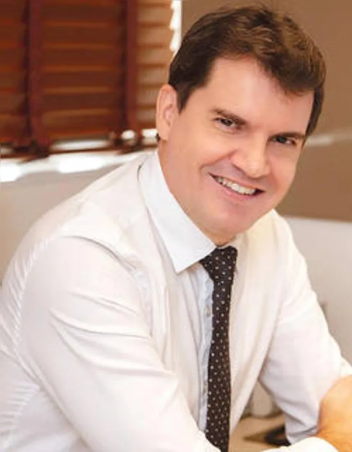 Mestre do bisturi, o cirurgião plástico ANDRÉ DE MENDONÇA vira o calendário hoje