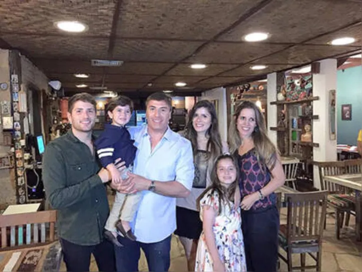 Com o carinho de esposa+filhos, o empresário PINO CARTISANO, de certo, será o aniversariante mais lembrado do dia