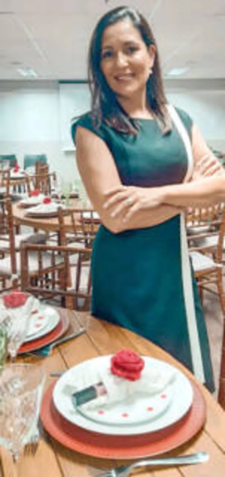 A arquiteta e personal organizer ROSSANA MONTEIRO assinou a Décor da mesa posta