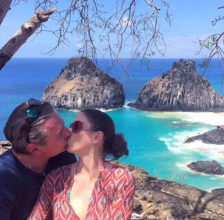 Com o cartão postal mais icônico de Noronha por testemunha, CAROLINE + FERNANDO COLLOR em clima de ‘o amor está no ar’