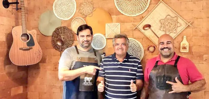 Sob a legenda ‘vem coisa boa por aí’, DINHO LOPES prepara a volta de seus eventos fazendo parceria com os Chefs FERNANDO COSTA+RICARDO ARROZ - com direito à música de primeira, culinária idem e Samba na Calçada
