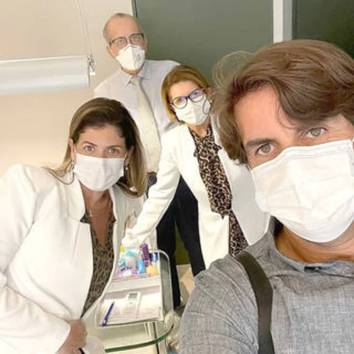 No melhor estilo ‘família que trabalha unida, permanece unida’ os médicos FERNANDO DUARTE+ROSA GAIA com os filhos FERNANDA e BRUNO traçando planos para o IRG