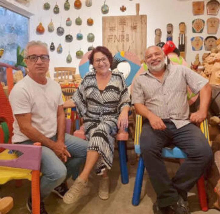Em meio ao seu ‘caos poético’ particular, DALTON COSTA+MARIA AMELIA VIEIRA receberam LUIZ FERNANDO LEITE para dividir figurinhas sobre arte