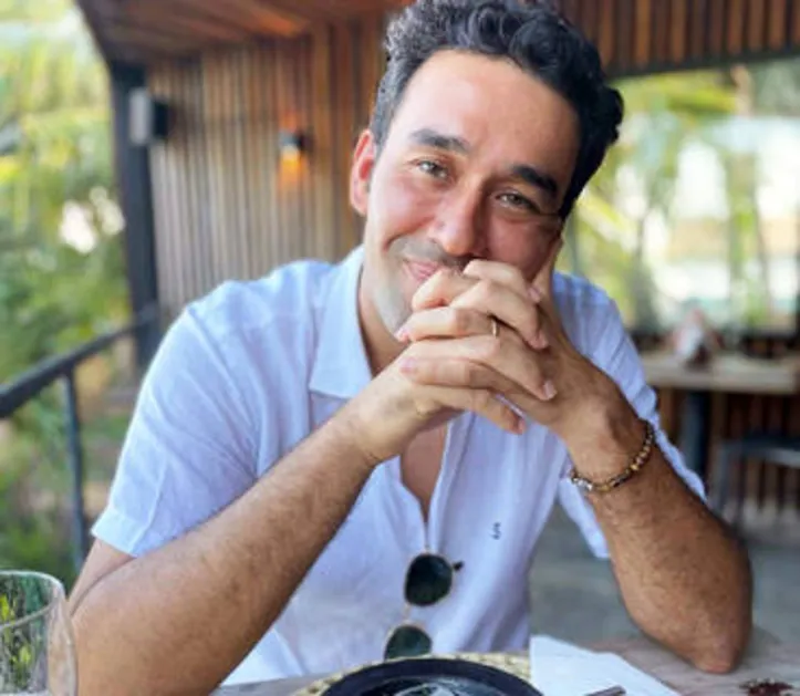O hoteleiro MAURINHO VASCONCELOS faz pausa na agenda hoje para brindar idade nova