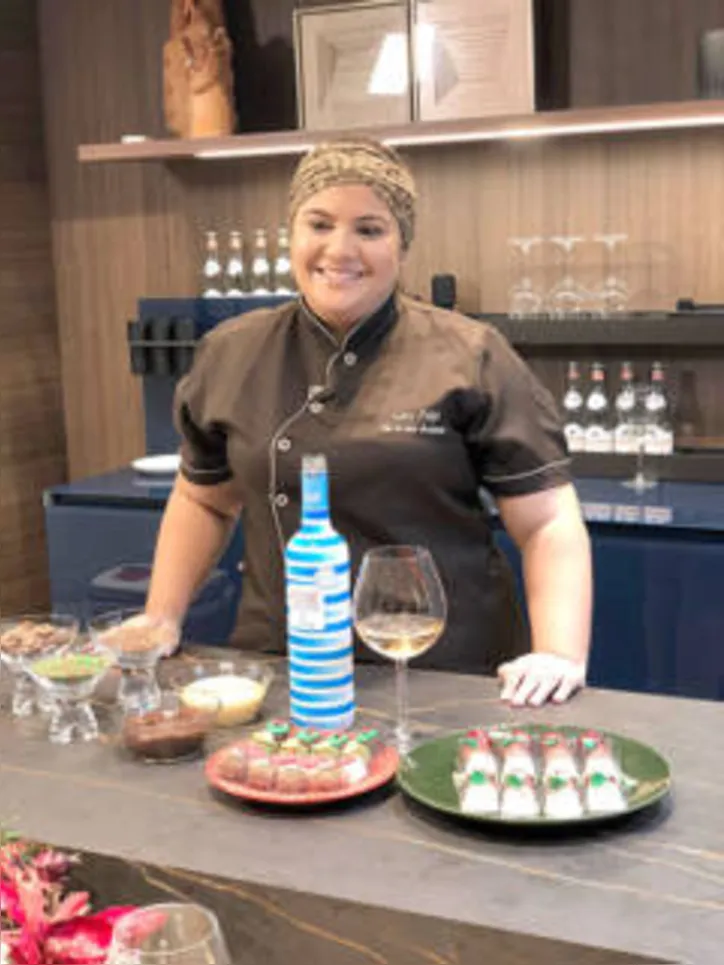 A chef chocolatier LAÍS FEIJÓ levou doces natalinos da Flor de Cacto para assinar a sobremesa dos convidados