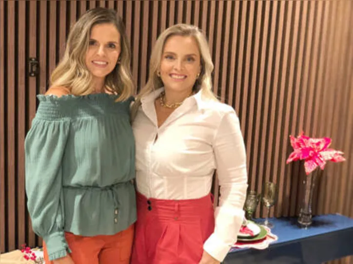 Com o acervo da Enjoy, LUCIMARI MEDEIROS+VALNIA BRANDÃO assinaram a Décor com uma belíssima mesa posta natalina