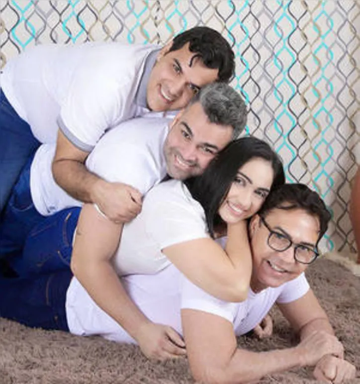 CARLOS SANTORO ganhou abraço triplo neste domingo dos pais: GABRIEL+JOSÉ DUARTE+ITANA - seus herdeiros