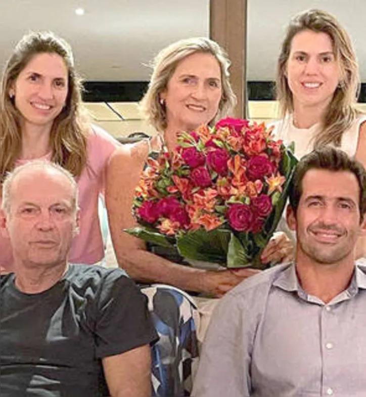Com a bem amada Martha na moldura, BEBETO LOPES ganhou mimo dos filhos: LEILA+GUILHERME+THAIZA
