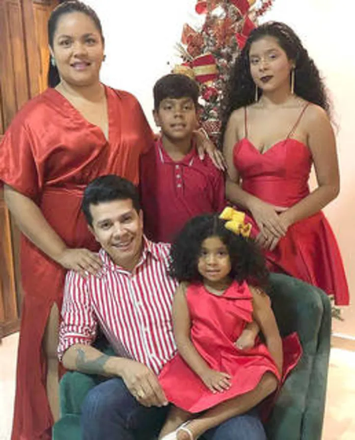 Além do sucesso profissional, PAULO LEMER também comemora a bela família que formou