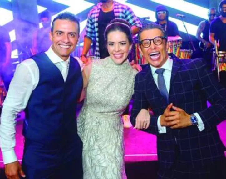 Os noivos Marcos Soares+Adriana Pinheiro com RONI VIEIRA - que assinou a décor em tons de purple