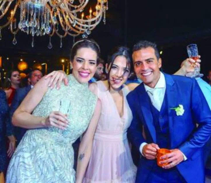 IZABELLE PINHEIRO LISBOA - irmã da noiva - abraçando os ‘pombinhos’