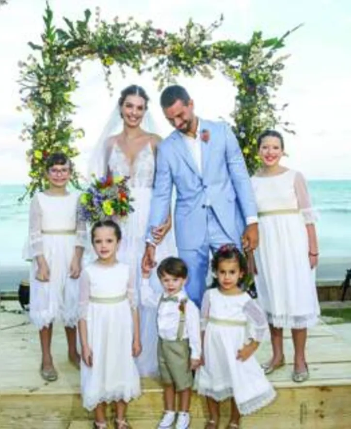 Várias vezes sendo noiva em sua carreira de modelo, RENATA UCHOA finalmente subiu ao altar ao lado do bem amado, o advogado CARLOS HUMBERTO RISCO BERT