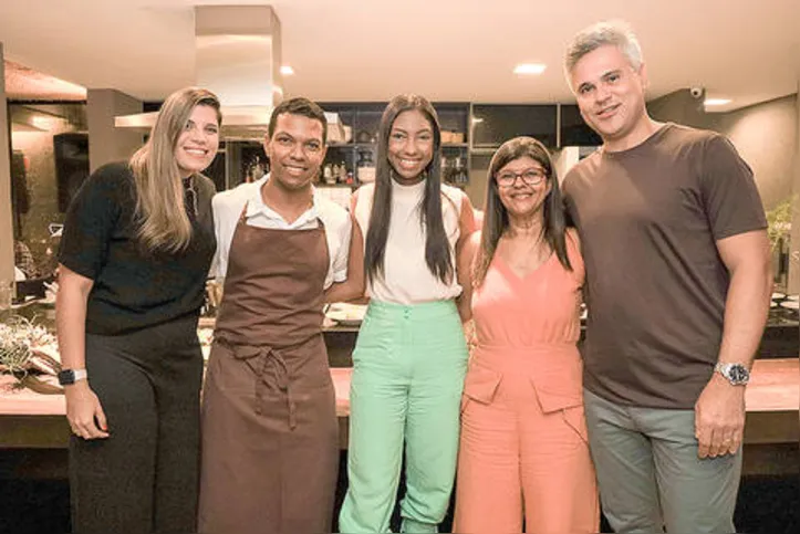Os anfitriões FERNANDA STUDART e LEONARDO FRANCO (gerente de marketing e superintendente do Parque Shopping respectivamente) emolduram a família homenageada: JONATAS, AINA e VERA MOREIRA