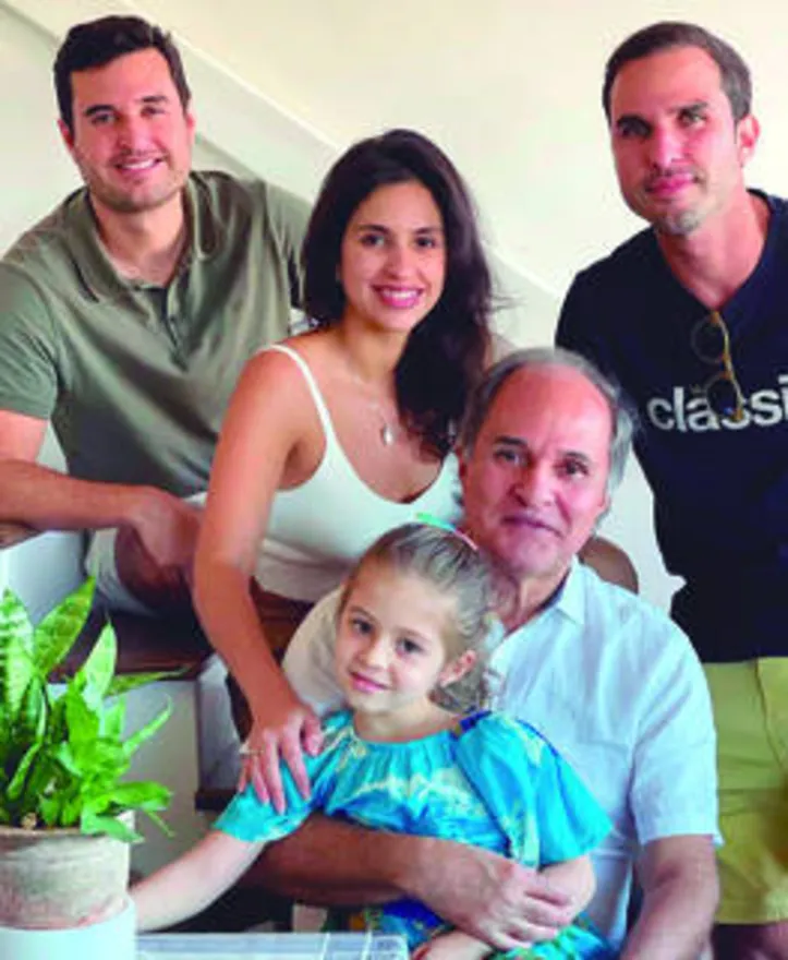 LÉO COX entre os aniversariantes deste sábado - recebendo o carinho da família