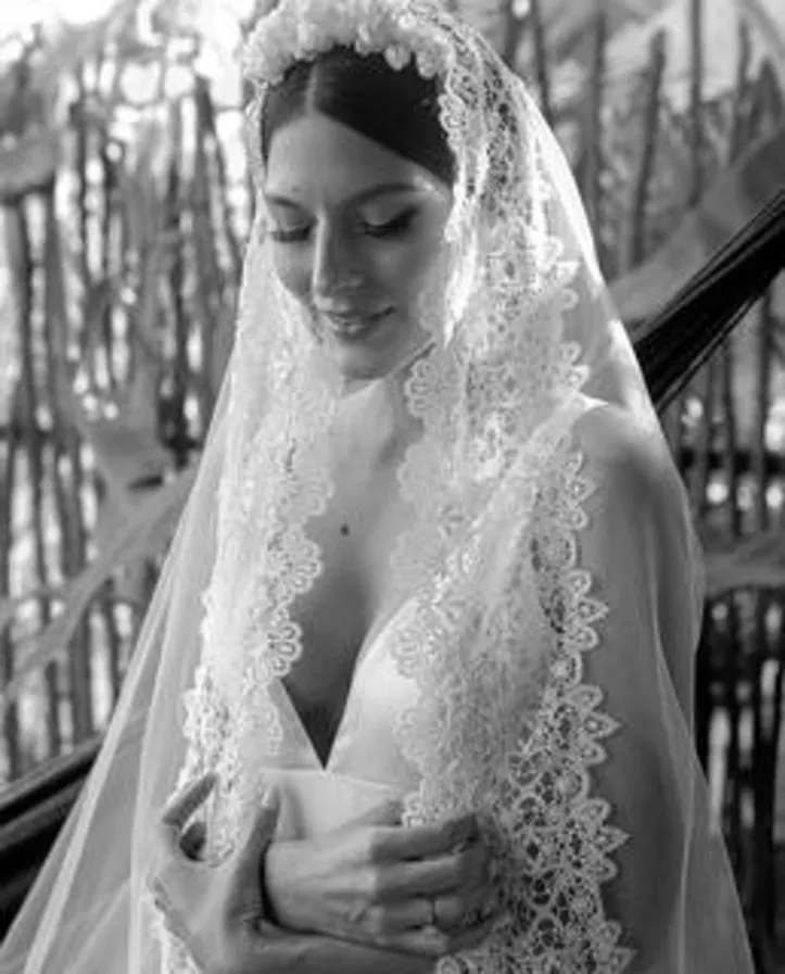 De beleza ímpar, a influencer CATARINA CANALES ficou ainda mais encantadora em seu recente wedding day
