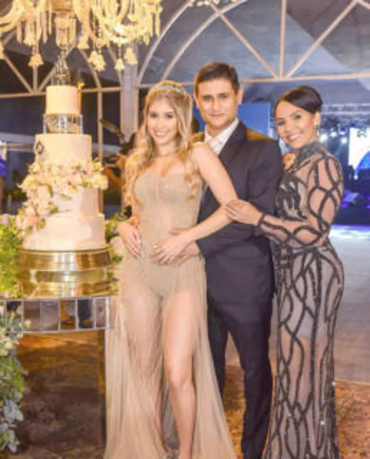 Kyonara+Paulo Cunha ainda recebem elogios pela festa armada em torno do debút da filha JÚLIA GABRIELE (foto) - que parou Maceió, por esses dias