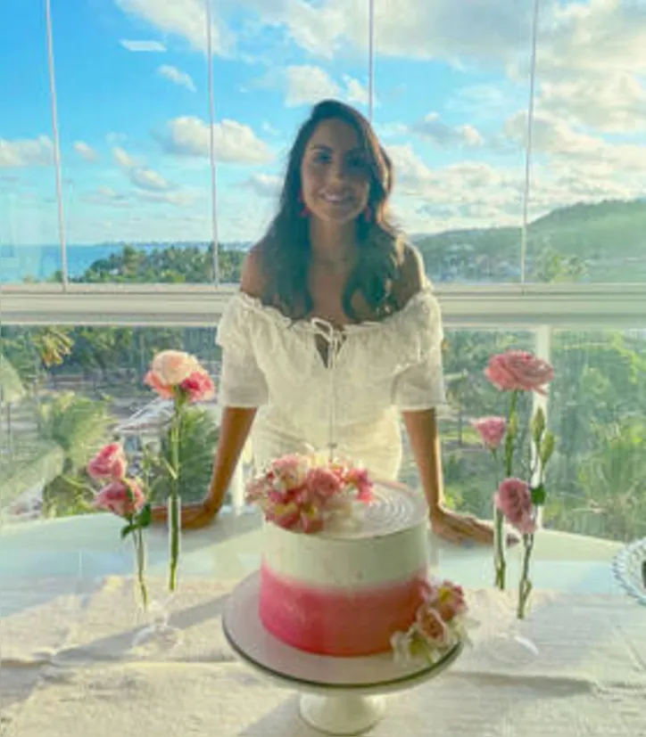 Em celebração intimista, NATHÁLIA CUELLAR brindou - recentemente - seus 3.4