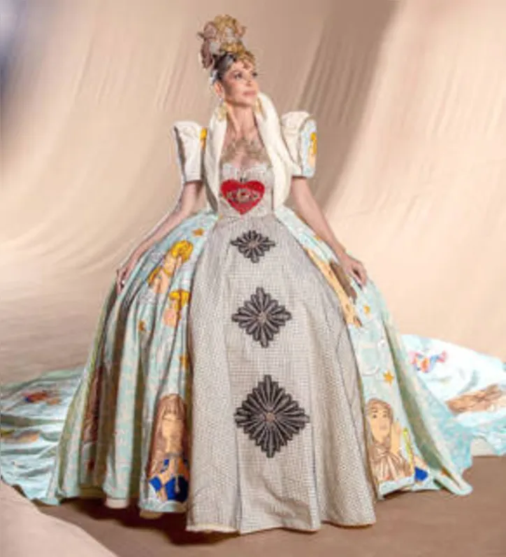 CAROL GAIA levou à passarela o look mais impactante do evento - uma criação maximalista de Elton Macharlot, numa referência à fase barroca de Vera Arruda