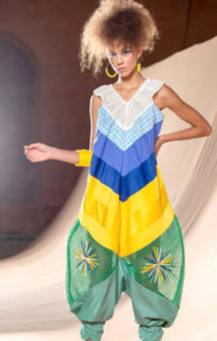 O célebre vestido|bandeira de Vera foi revisitado nessa criação de FLORISE GUIMARÃES
