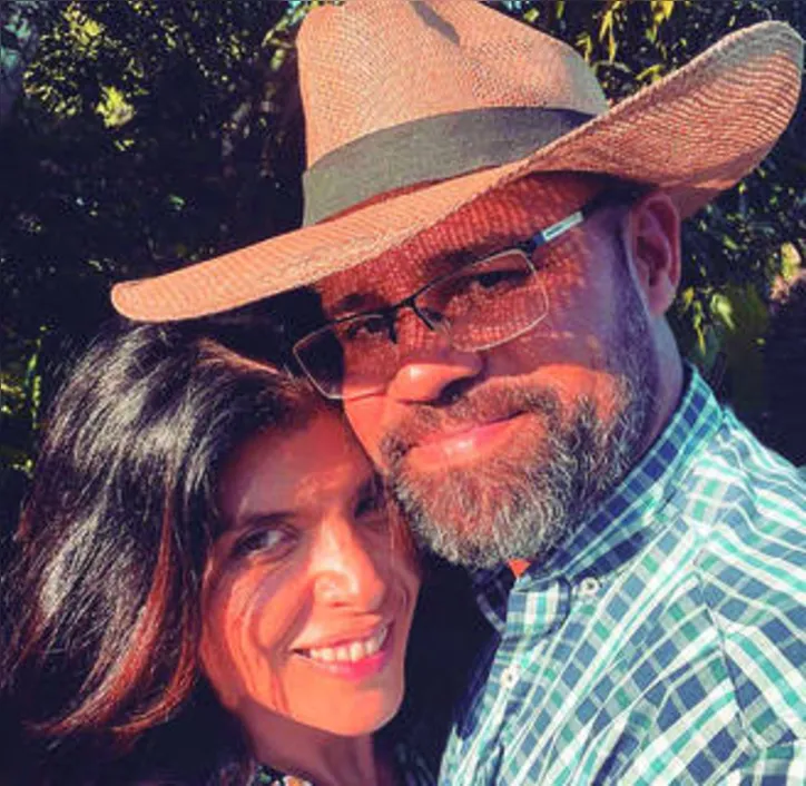 CAROL VASCONCELOS+GUSTAVO SANTANA brindando oito anos de ‘l’amour est dans l’air’