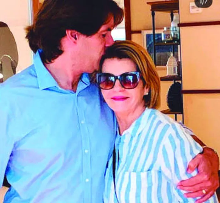 Com o carinho de mommy ROSA GAIA, BRUNO DUARTE brindou idade nova recentemente