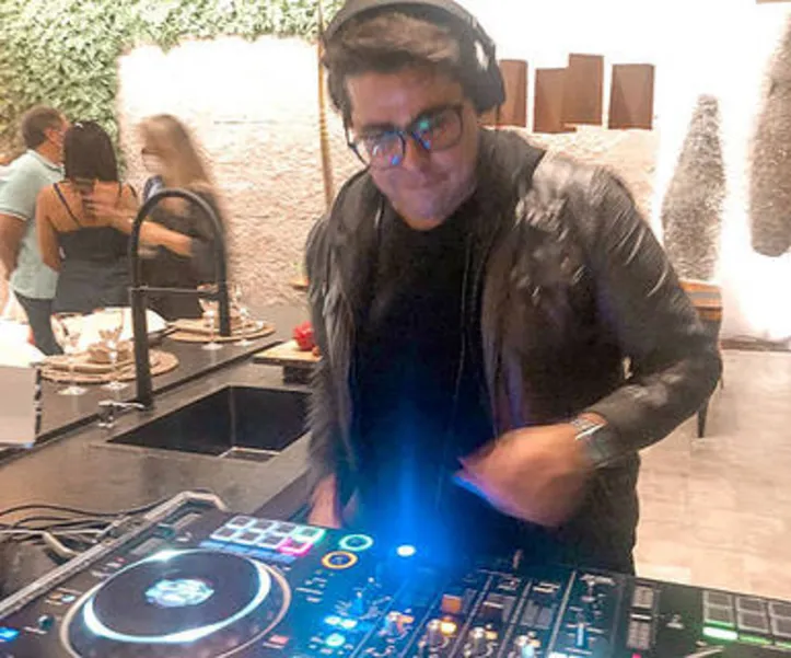 JAMES B assinou a trilha sonora da noite