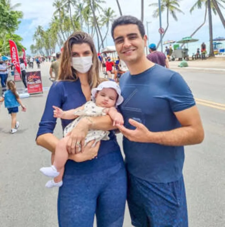 Fazendo a linha ‘família fitness’, o prefeito JHC+MARINA CANDIA levaram a pétit MARIA HELENA para circular pela ‘rua aberta’ neste weekend