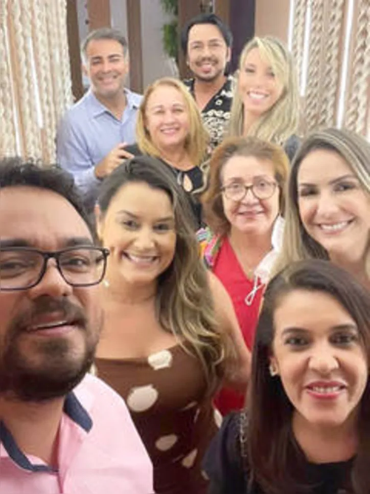 ELIETE MORAIS - na foto com turma da press na recente abertura da IV Mostra Experience Casa Fabricatto - ganha coro de parabéns, hoje