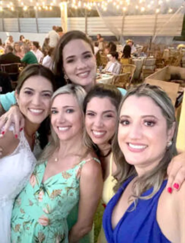 Fazendo a linha ‘BFF da noivinha’, as arquitetas LAURA REBELO+JOYCE HASTEN-REITER+THAYSA ALMEIDA+ALANA APRATTO dividem a alegria do momento com FERNANDA FÉLIX