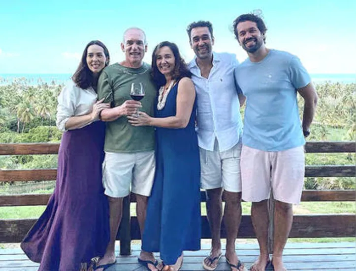 No refúgio particular da família, MAURO VASCONCELOS brindou idade nova - ilhado do carinho de sua Silvana e dos filhos, Ana Laura, Maurinho e Maurício