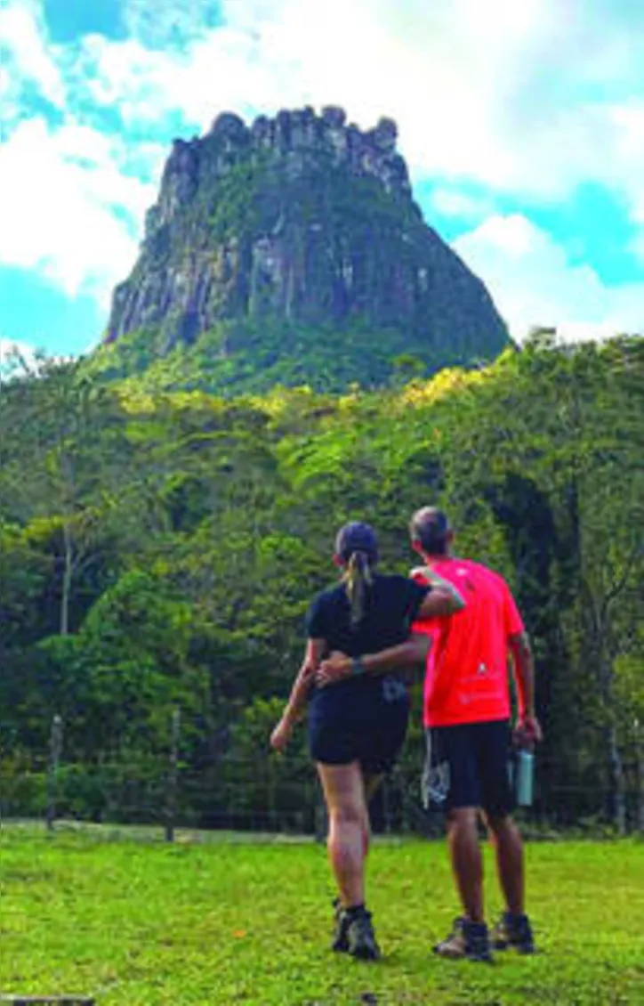 Com o Morro do Castelo por testemunha, a fashion designer CIL OLIVEIRA+BRUNO CHAVES brindaram Bodas de Açúcar - pelos 06 anos juntinhos