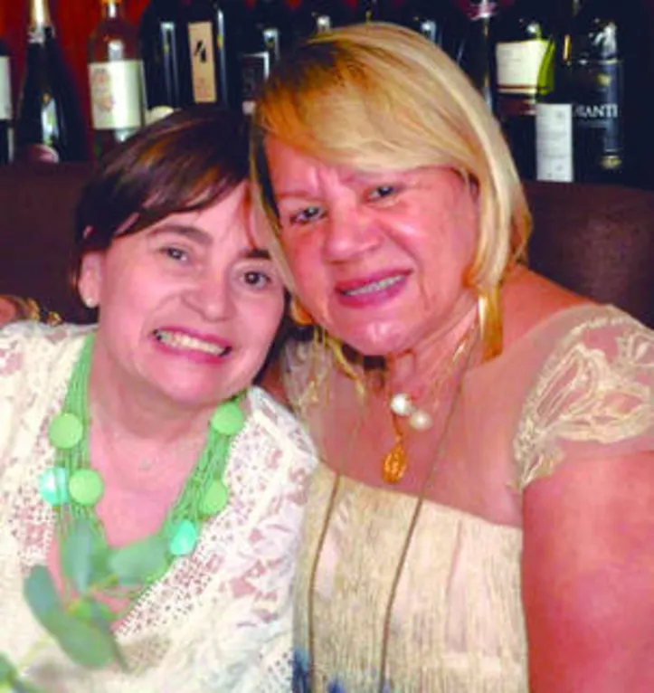 Na segunda é a vez da colunista JACIRA LEÃO - na foto com a amiga Zélia Maciel