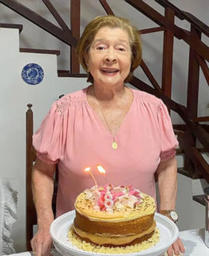 Recentemente quem apagou as velinhas - literalmente! - foi a sweet MARGOT TOLEDO