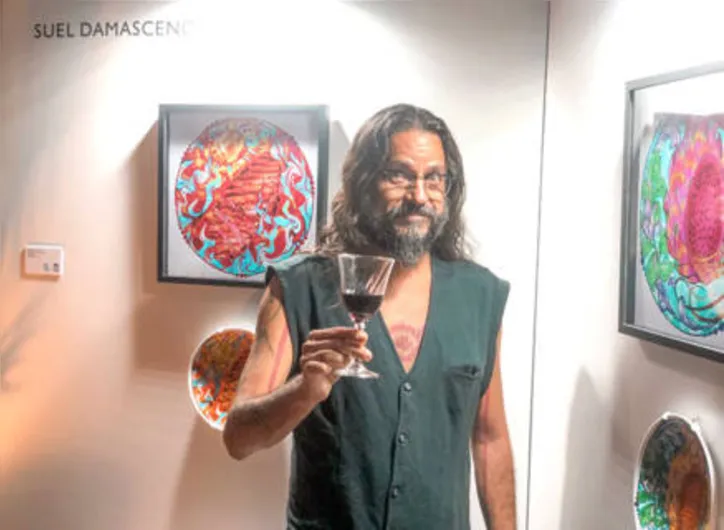O artista SUEL DAMASCENO (foto) assinou o traço dos pratos do Mestre Cuca e do Caruaru