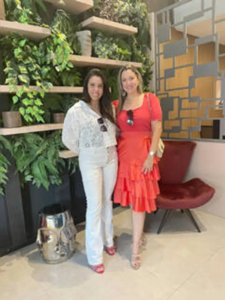 THAYSA ALMEIDA+ALANA APRATTO em visita a Espaço VIP - revenda Tempori paulistana